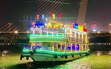 Da Nang Yacht Every Night To Discover Han River With Dragon Bridge Blow The Fire On The Weekend