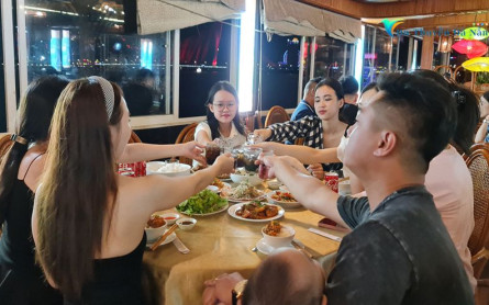 Enjoy A Romantic Evening Dinner Menu On Da Nang Yacht Vietnam