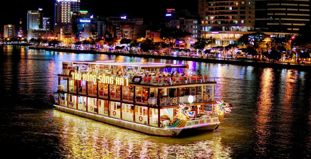 Tàu rồng sông Hàn với sức chứa 250 khách ăn tối hàng đêm