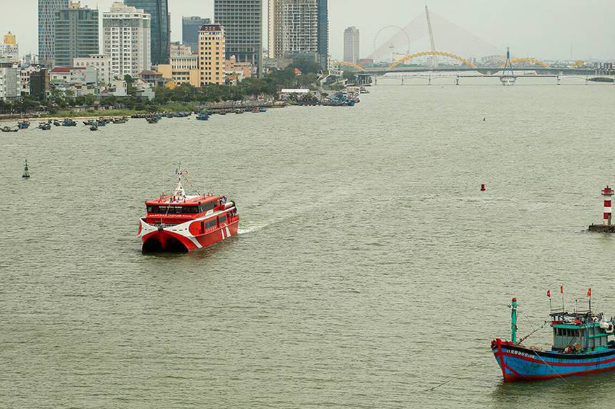 Tàu cao tốc Đà Nẵng Lý Sơn di chuyển trên sông Hàn